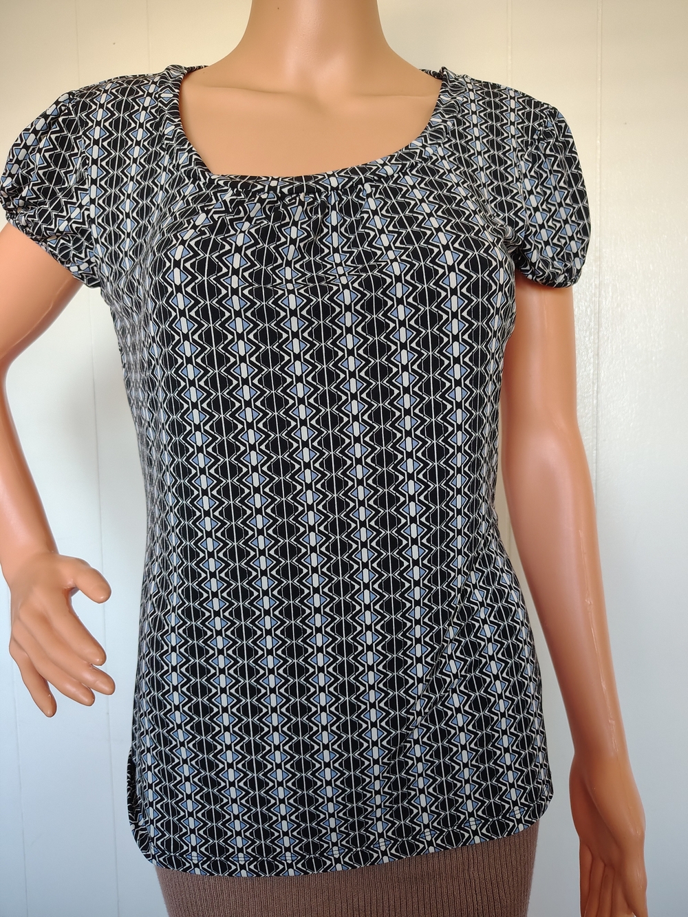 Worthington Black & White Geometric Scoop Neck Short Sleeve Top Size MT.